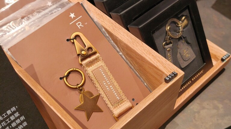 エレガントなデザインの限定キーホルダー。