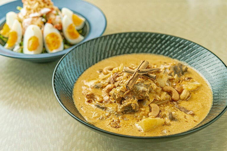 本格タイ料理に定評がある｢スコータイ｣。料理は手前から、牛肩バラ肉のマッサマンカレー800元、宮廷式四角豆とエビのタイ風サラダ520元(各サービス料別)。