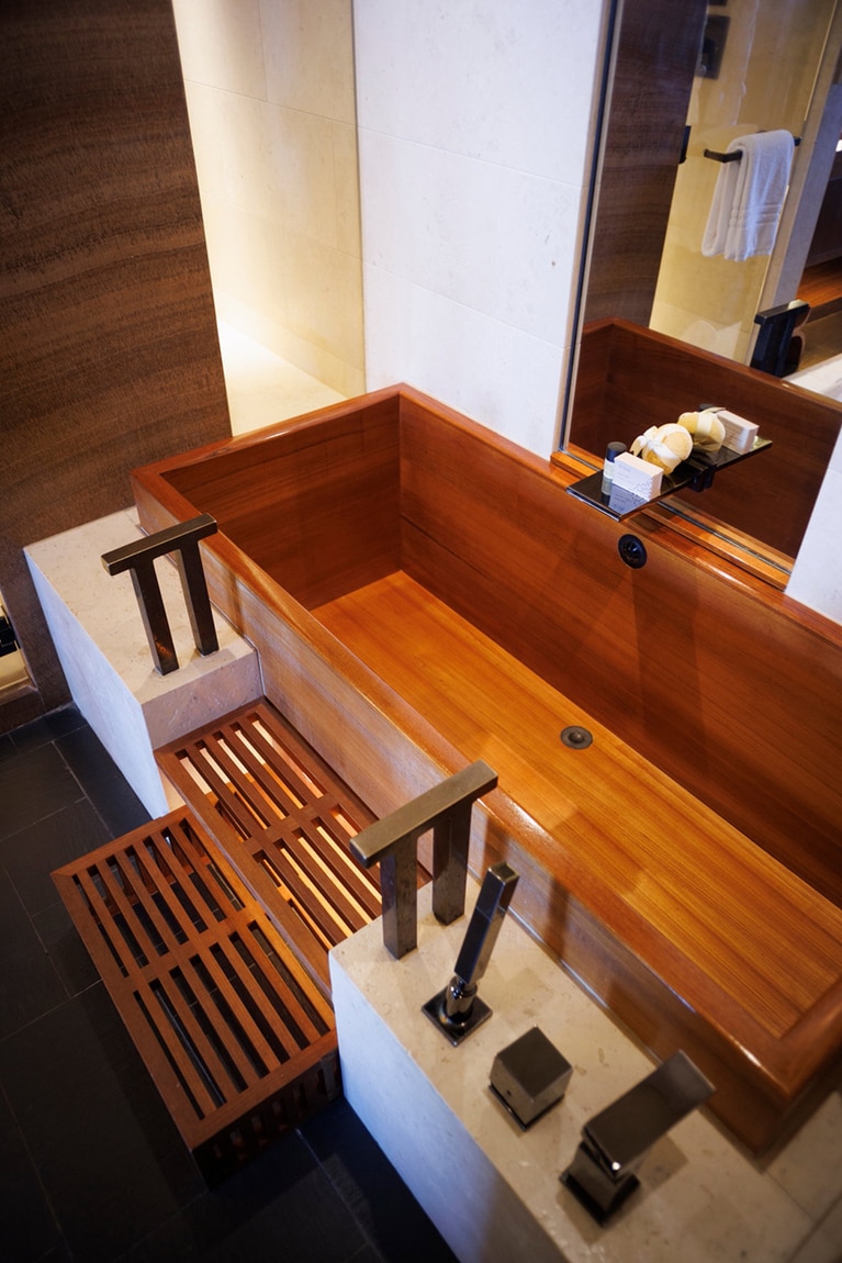 “オハナプライムオーシャンフロントスイート”のバスタブは米国では珍しい木製。ゆったりリラックスできそう。