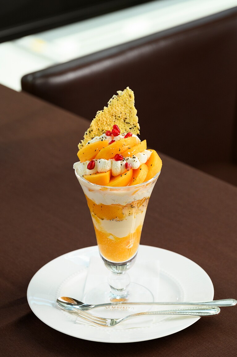 西部池袋店限定の柿とクリームチーズのパフェ 2,310円。