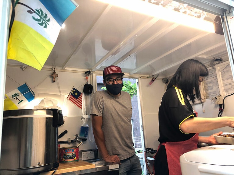 「毎朝仕込み、フレッシュな味を提供しています」と店主のジョシュアさん(左)。