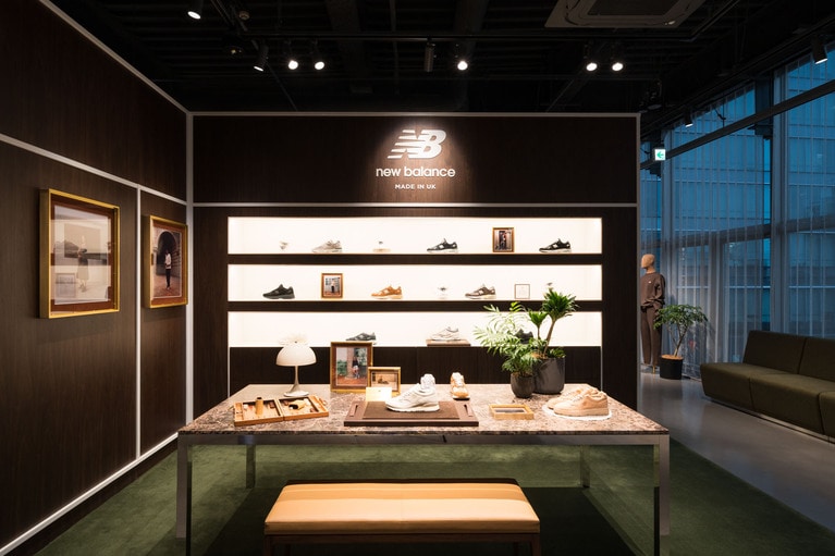 「Made in USA」と「Made in UK」コレクションを並べた一角には、重厚感のある木の風合いを取り入れた