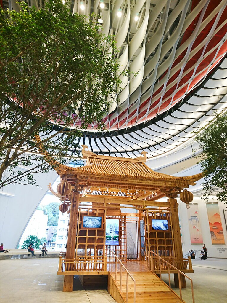 左：2つの劇場から成る戯曲センターも閉館。