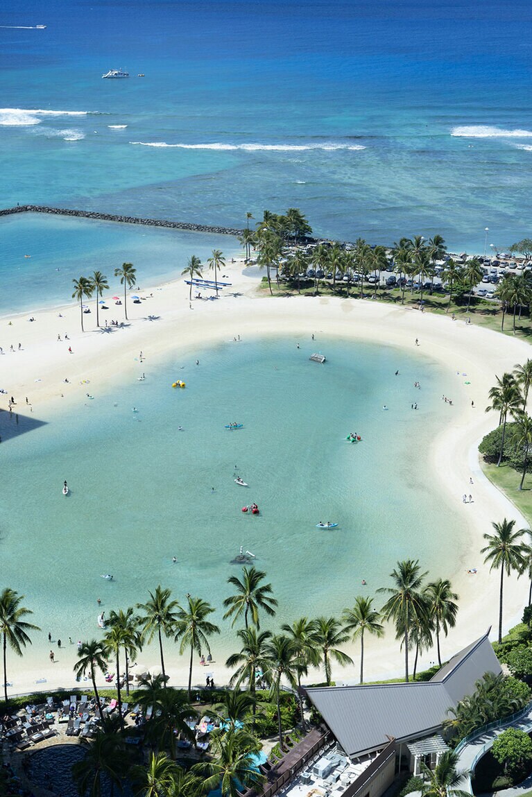 特等席はヒルトンラグーンが見える店内奥の窓側席。