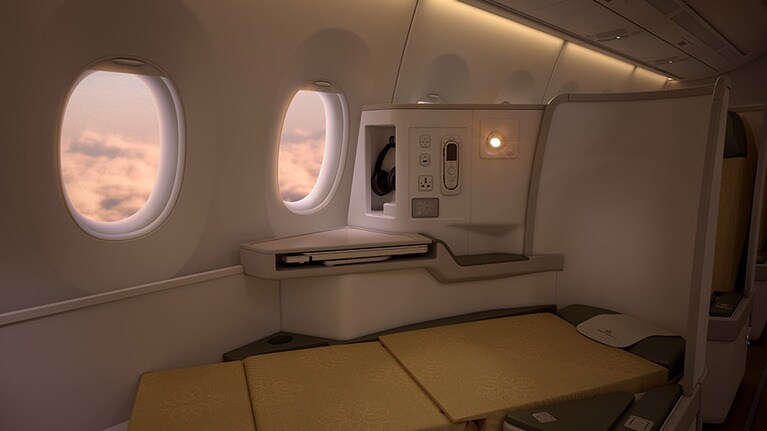 フルフラットになるビジネスクラスシート。窓はこれまでのエアバスの中でも最大。