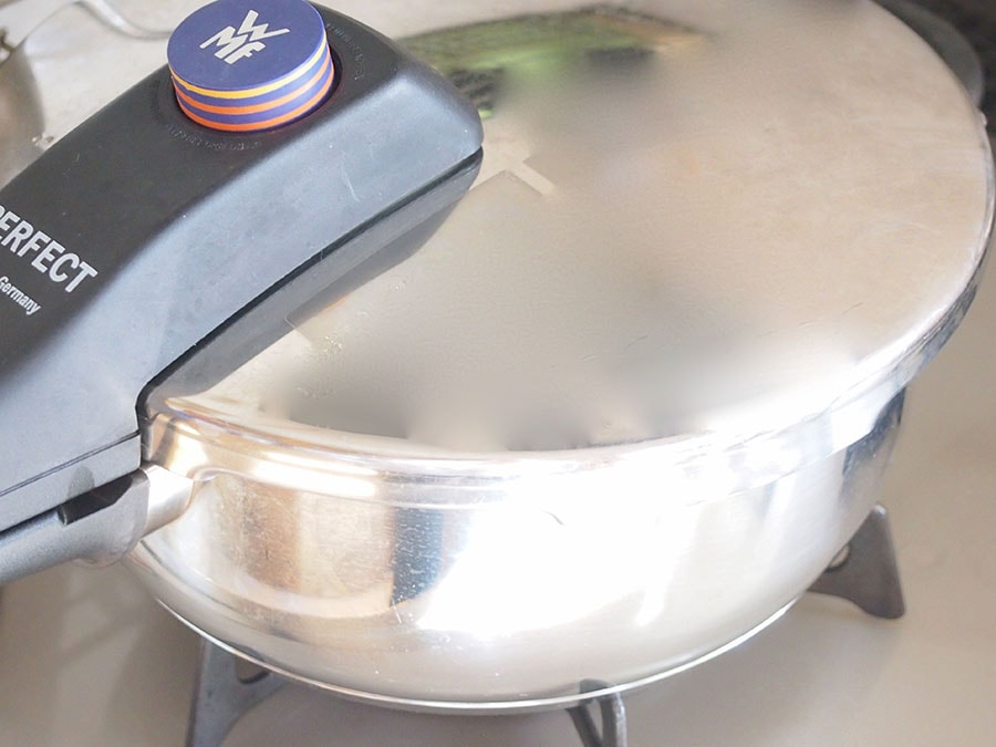 (2) ひと晩ゆっくり豆に吸水させたら、鍋に蓋をして圧力鍋で10分加圧します。※圧力鍋を使わない場合は、豆が柔らかくなるまで極弱火で3時間ほど煮ましょう。