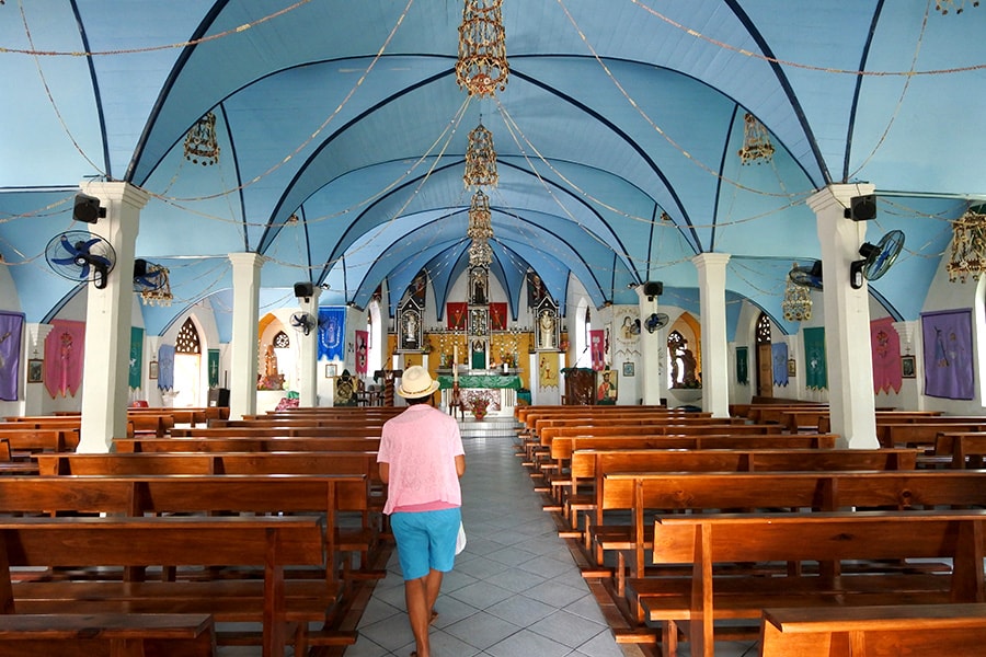 教会は島民の心の礎。聖堂内は貝やヤシの葉で手作りした装飾がたっぷり。