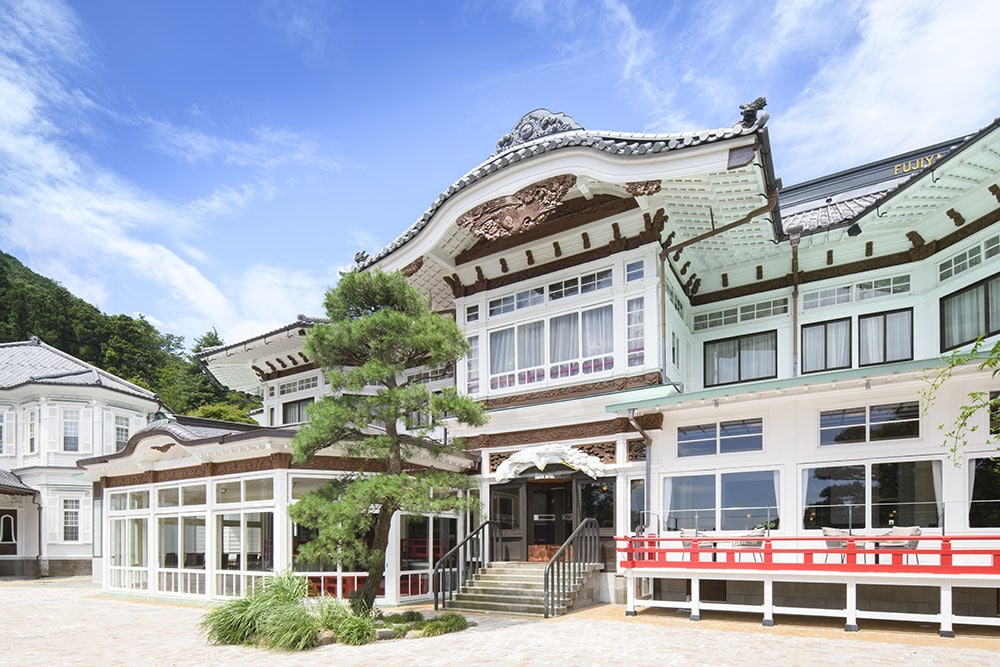 1891年(明治24年)建築の「本館」は、洋風建築でありながら外観の装飾などは日本的なのが特徴。今回の改修で、ラウンジの一部(オーシャンビューパーラー)が復刻した。