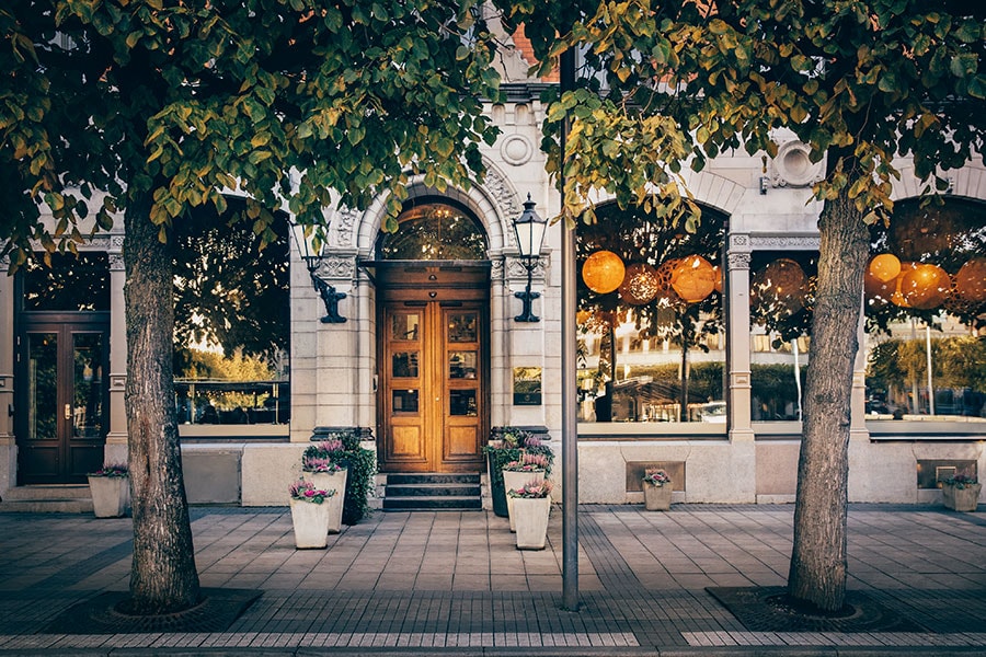 小ぶりの木製ドアの向こうに温かい世界が拡がるNobis Hotel Stockholm。