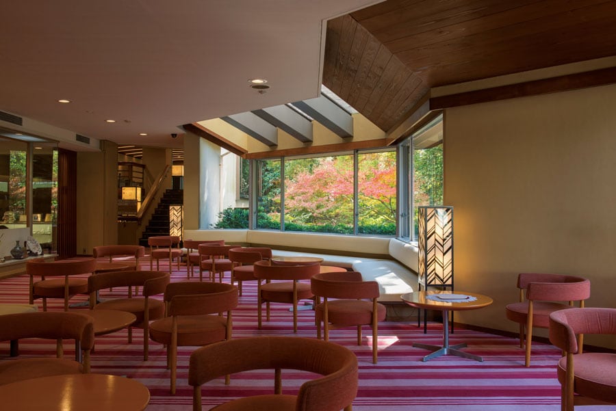【大正屋】 低く抑えた天井が安心感を生む本館ロビー。庭の緑を取り込む横長の窓や、窓下の壁と高さを揃えたソファなど、心地よいものだけが存在する。Photo: Hiroshi Mizusaki