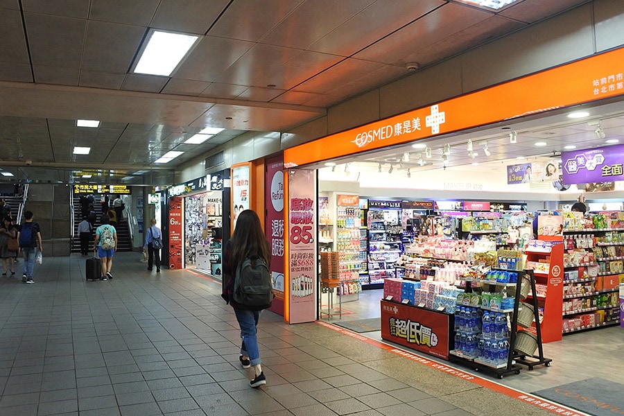 地下鉄改札方面から中央の台北駅へ向かう地下道。手前はドラッグストアのコスメド。