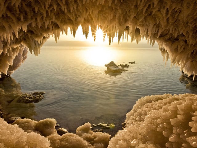 死海の濃厚な塩分が作り出した 湖岸を飾る美しい自然の彫刻 | 今日の絶景