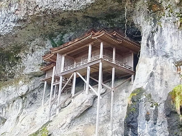 断崖絶壁屋 断崖絶壁の窪みに立つ奇跡の名建築 「投入堂」への苦難の登山に挑んだ