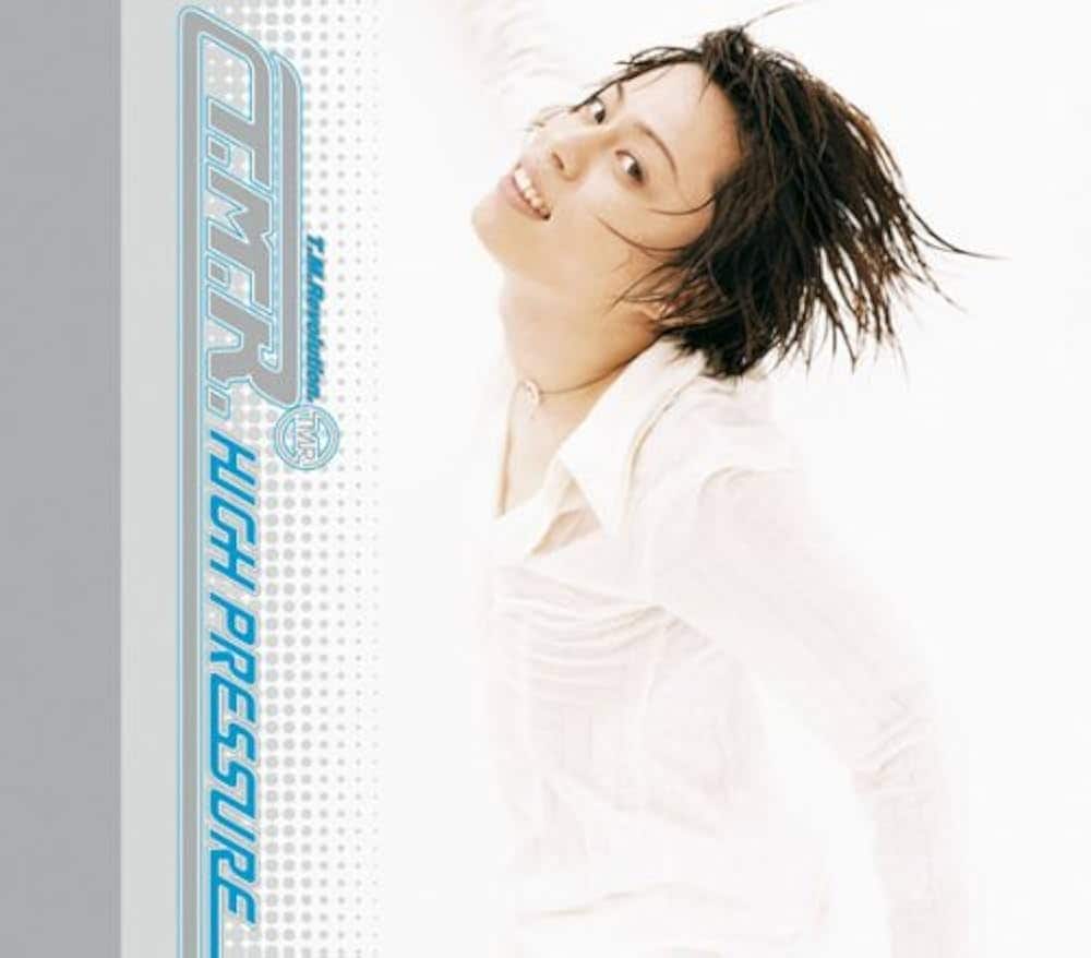1997年7月1日発売の「HIGH PRESSURE」（発売元／アンティノスレコード）。縦にすると西川貴教さんが流し目で誘うように見え、横にすると、西川貴教さんが空を飛んでいるように見えてハッピー！ 8cmCDのサイズ感を生かしたデザインが見事だ。