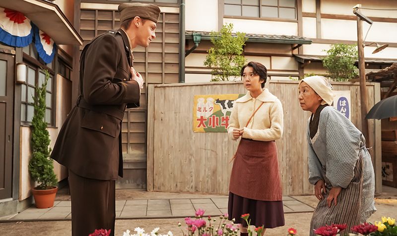 進駐軍のロバートと英語で（写真　NHK提供）