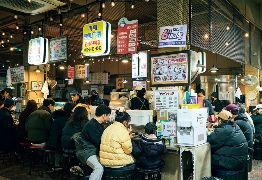 建物内にある人気店「オギネキムパッ」。お昼には地元の人で満席に。