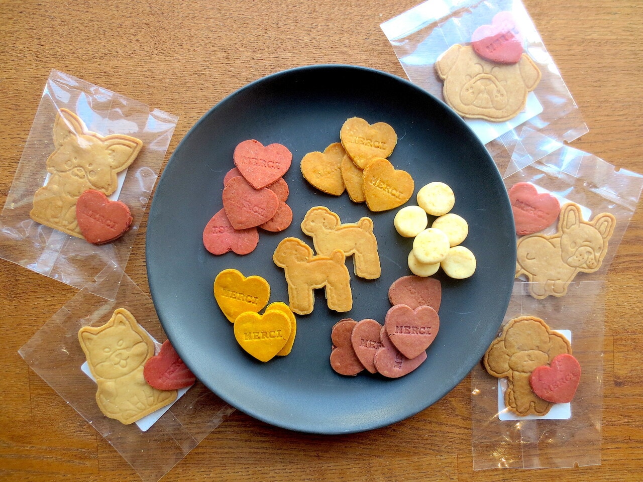 通販で人気のわんこクッキーも販売。1袋200円（通販とは価格が異なる場合あり）。