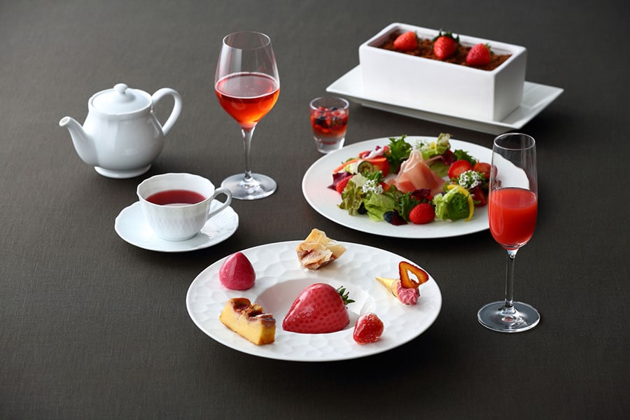 「Starry Strawberry Night」料金：6,500円（税・サ込）、提供時間：17:30～21:30（L.O.20:00）、期間：2024年3月29日（金）までの毎週金曜日限定　※3日前までに要予約。