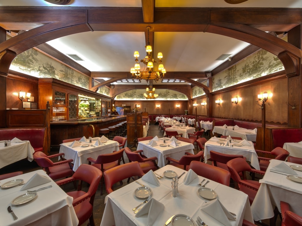 赤いレザーシートと白いテーブルクロスが重厚感を放つ店内。©The Musso and Frank Grill 2026