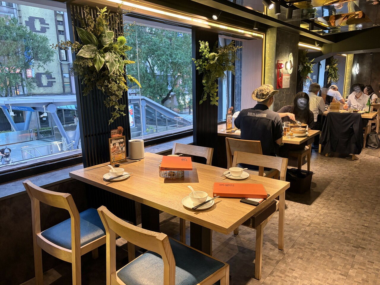店内はスタイリッシュな空間です。