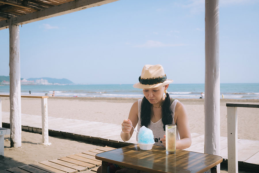 かき氷で飲む赤澤さん。