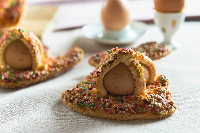 いただくときはクッキー生地を齧りながら、卵を外して殻をむいて.......以前このお菓子をイタリアで食べたときには、現地の子供も「面倒くさい！」と言いながらも楽しそうに食べていました。
 