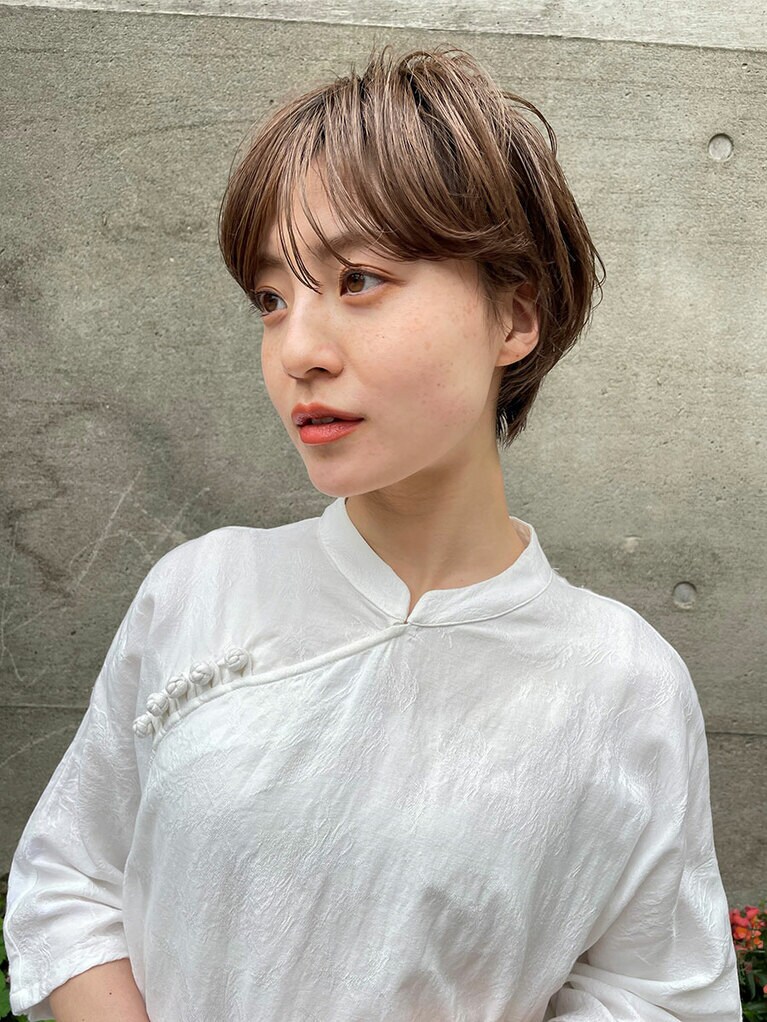 シースルー気味のバングと丸シルエットでナチュラル可愛いショート。