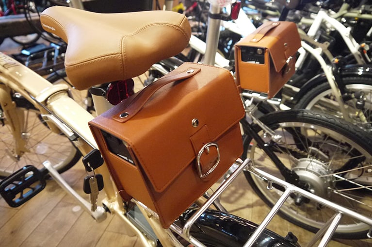 多くの電動アシスト自転車のバッテリーはフレームに配置されていますが、「DE01」はレザーバッグの中に収納。