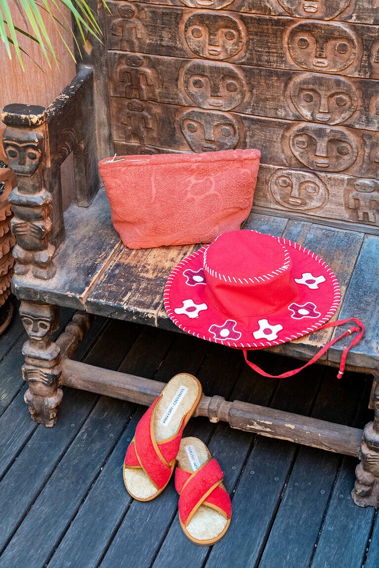 パリの人気シューズブランド「NOMASEI」とのコラボミュール $370、刺繡帽子 $350、ポーチ $150。