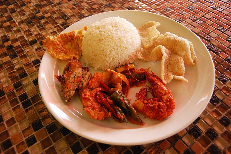 スープ、前菜、メイン、デザートのセット。内容は日替わりで、この日は鶏肉の湯葉巻き、発酵海老入りのオムレツ、海老のチリ炒め、梅入りのスープなど。白いご飯と一緒に食べる。