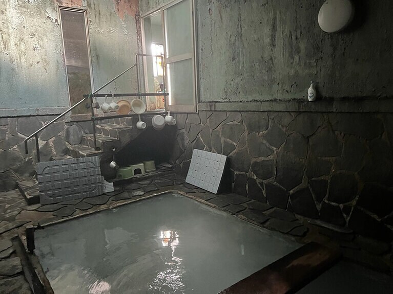 入るのに、少し勇気を要した寝待温泉。湯船は1つのみ。
