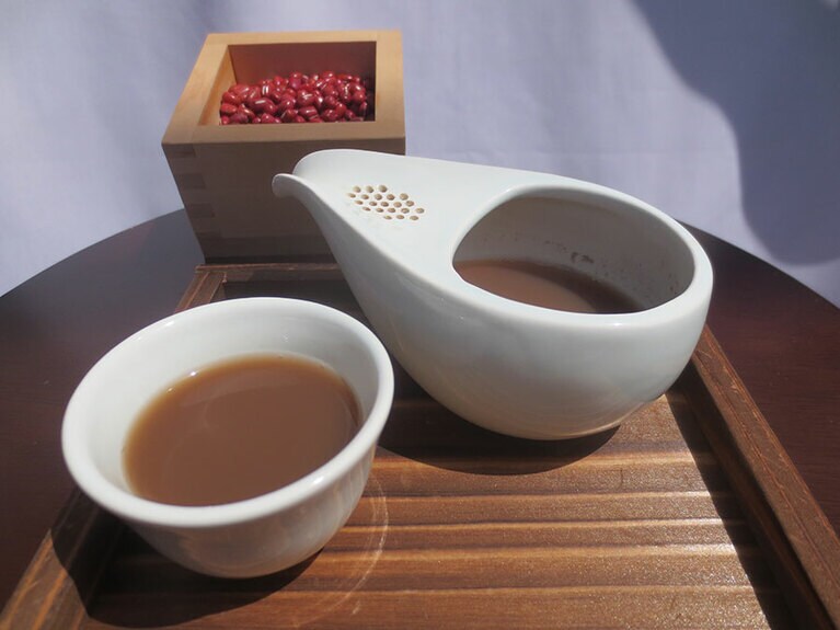 来店した女性にサービスするあんこの煮汁。