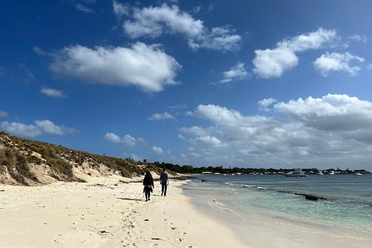 ビーチを散策したり、ハイキングをしたり。クルマのない、安心の島。