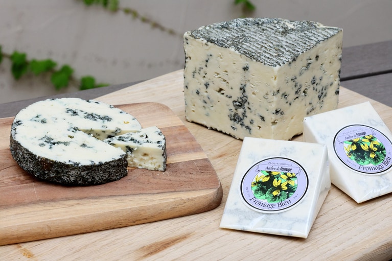 「翡翠」150g 2,430円（写真左）と「ブルーチーズ」100g 1,620円（写真右）。