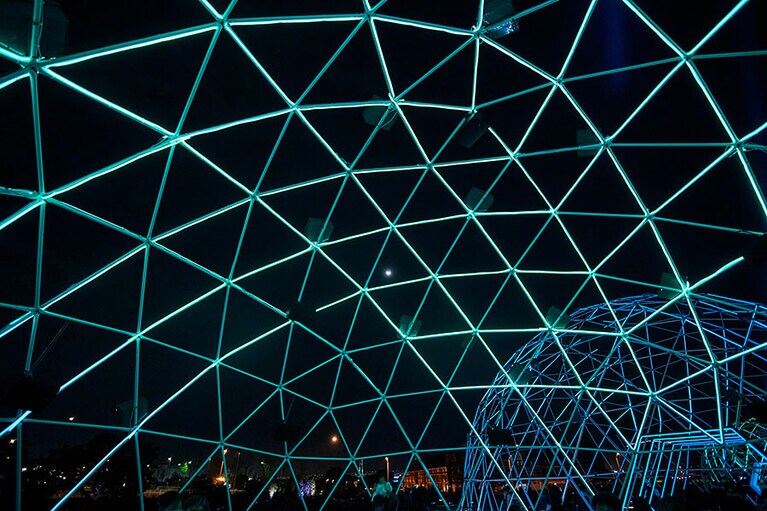 ゆったりとクロスドームの中へと歩いていけるウォーキング・イルミネーション。