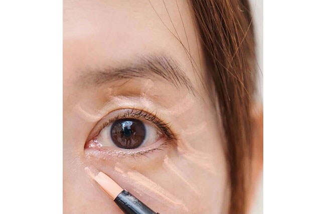 塗る箇所は目の下のクマゾーンとまぶた全体。放射状に塗って伸ばす。