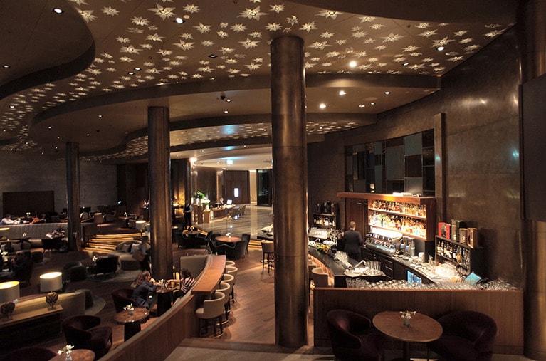 ロビーラウンジ。昼間は大きな窓から湖を一望できる。