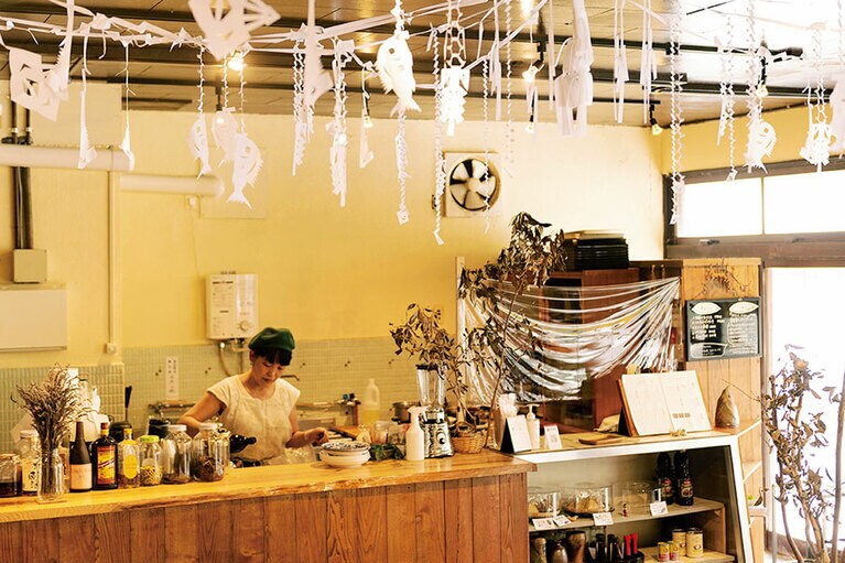 西原さんの店では番茶、和紅茶から台湾茶まで約30種類のお茶が楽しめる。県外などの遠方からわざわざ足を運ぶお客さんも多い。●茶や まのび堂