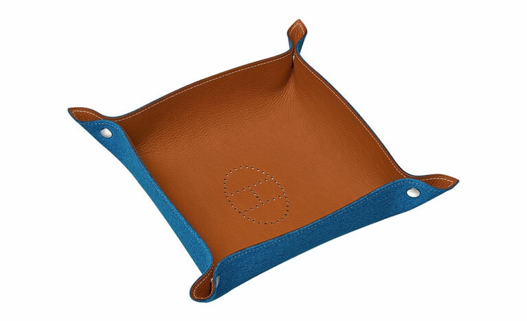 外側のブルーの部分は、ウールフエルトを使用。ヴィド・ポッシュ「ミーズ・エ・ルランス」ブリッジ(H25cm×W25cm)62,000円／エルメス(エルメスジャポン)