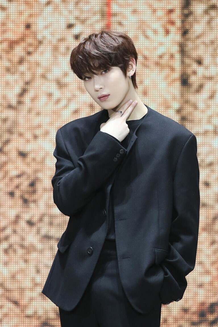 アルバムを象徴するポーズをみせたSUNOO。(P)&(C) BELIFT LAB Inc.