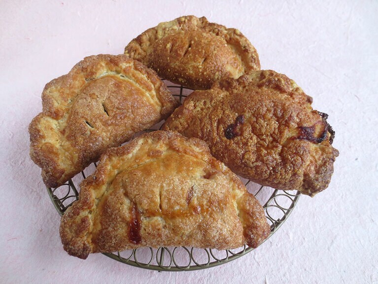 定番4種類。手前から時計回りで「アップルパイ」380円、「チョコレートパイ」380円、「ミートパイ」400円、「グラタンパイ」410円。