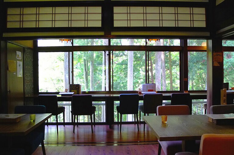 ［エトワール エフェ］心地よい空間でヘルシーメニューを味わえるカフェ「ラ プティ トゥ ポルト」。足湯(100円)や温泉入浴(500円)も楽しめます。