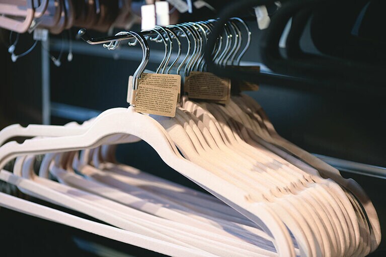 服が滑らない、人気の薄型ベロアハンガーも 各140円とプチプライス！