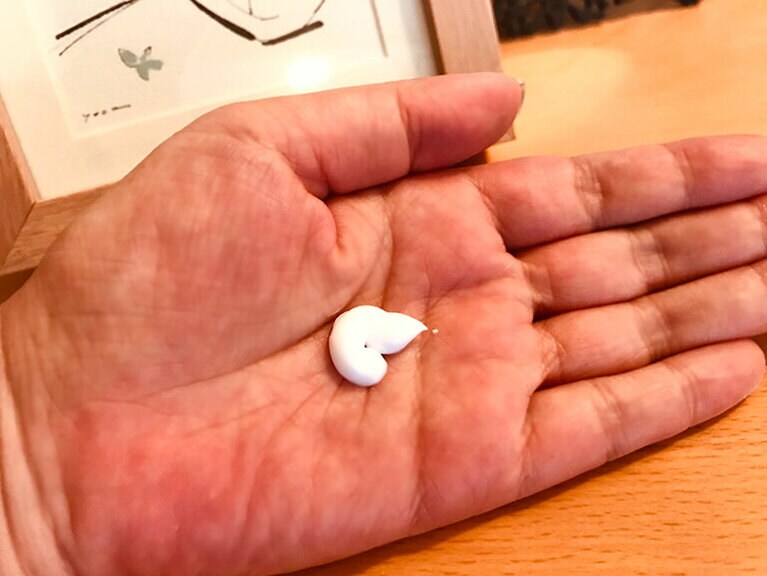 伸びのよいやわらかクリーム。塗ると油膜っぽさは皆無なので、仕事の合間でも使いやすい。