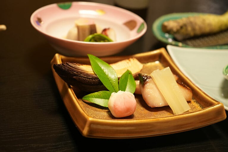 焼物には鰆の西京焼きと甘鯛若狭焼、焼筍。百合根の茶巾とセロリの甘酢漬けが添えられる。