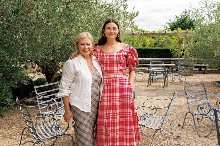 創設者でクリエイティブ・ディレクターのカリン・ヒバートさんと娘のミリーさん。ミリーさんは、商品開発とマーケティングを担当。