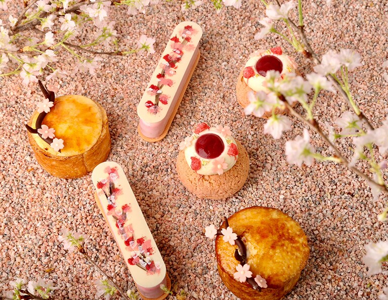 左・右下「SAKURAサンシャイン」920円／8cm(税込)。中央「HANAMI」920円／12cm(税込)※18cmサイズ（5,200円・税込）は3日前までに要予約。右上「SAKURAシュー」820円／7cm(税込)。