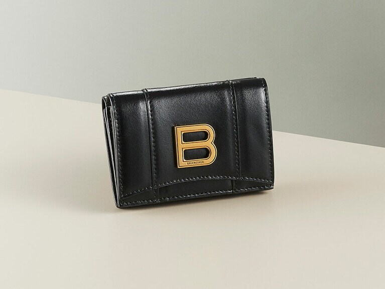 【黒い財布って意外と珍しい!?　シェア持ちも◎】アワーグラス ミニ ウォレット(W11×H8×D5cm)＜札入れ1×コイン入れ1×カード入れ3＞55,000円／BALENCIAGA(バレンシアガ)