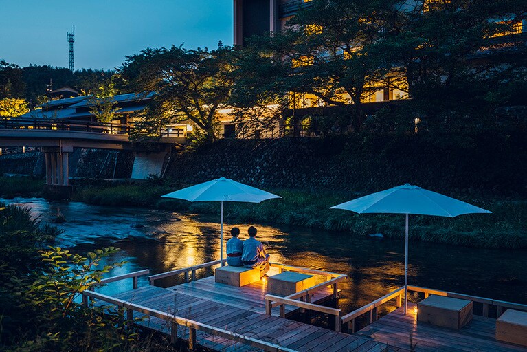川音を聞きながら穏やかに過ごせる川床テラス。