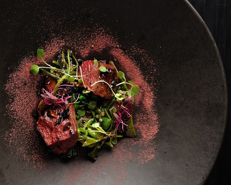 【マリヨンヌ（帯広市）】 十勝を代表するフランス料理の名店。6年にわたり「北の屋台」に看板を掲げ、これまでの “屋台クオリティ” を凌駕する一皿で食通を虜にし、2020年5月には徒歩1分ほどのビル1階に移転。「ここに来れば、お皿の上で十勝をぐるっと一周できますよ」と、シェフの小久保康生さん。